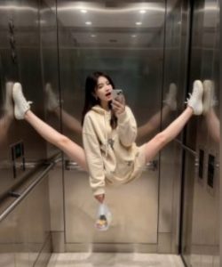 AI生成电梯一字马美女制作教程,条条流量上万,别再在外面被割韭菜了,全流程实操-木石资源网